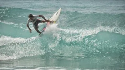 surf en playa bahoruco un paraiso para los amantes de las olas